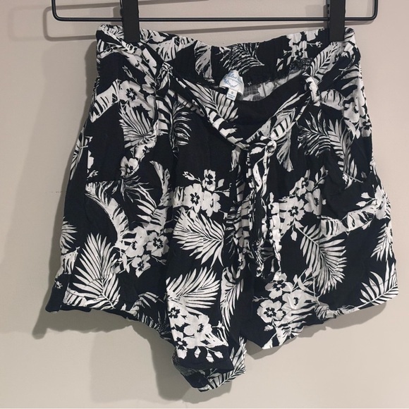 Francesca's Collections Pants - Francesca's Collections Black and White Tropical Print Shorts